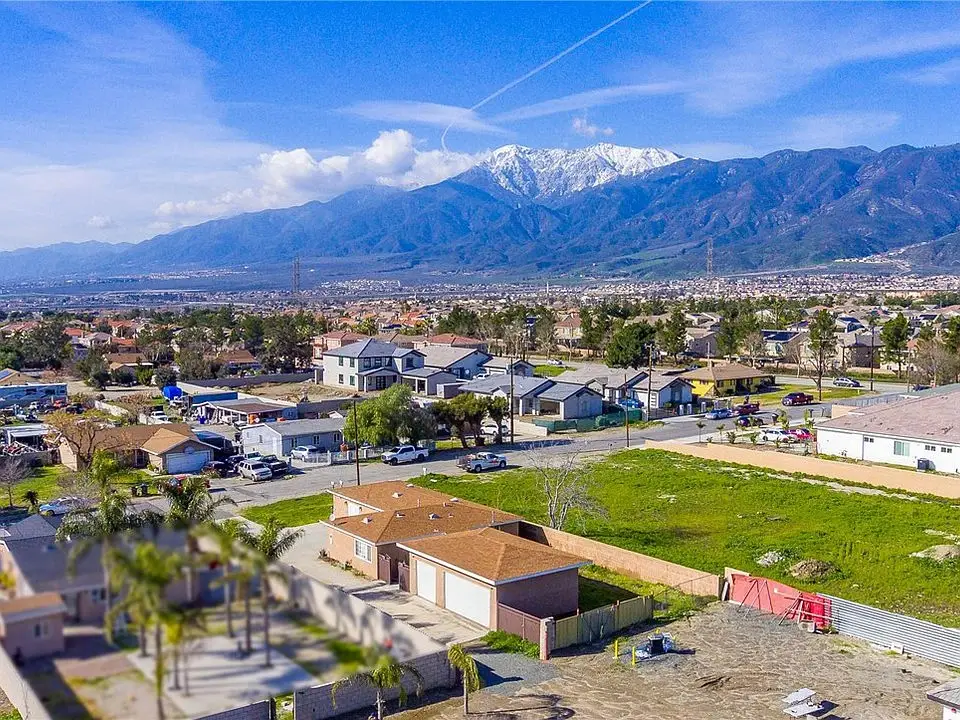 Suburban homes with snow-capped mountains in the distance near expert Website Design Fontana CA professionals.